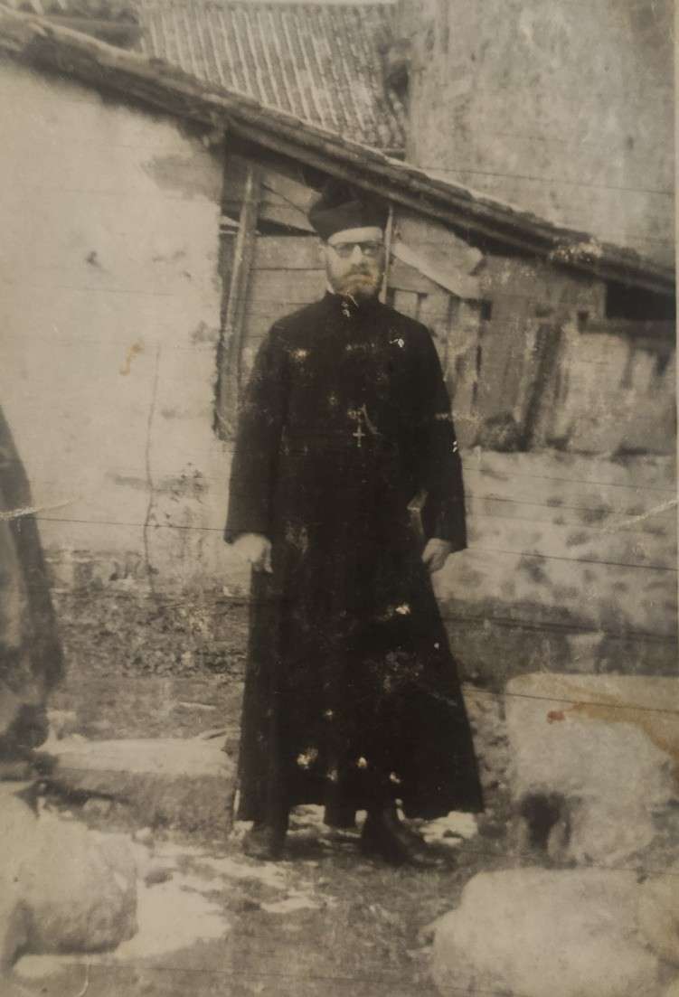 Louis déguisé en prêtre 1944